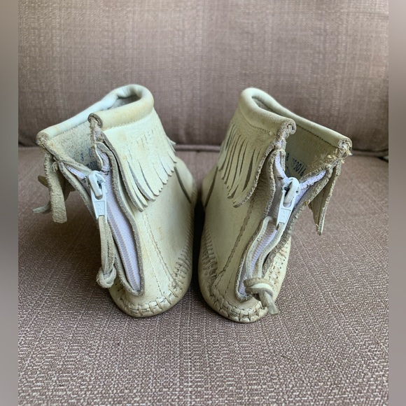 Minnetonka Fringed Cream Leather Ankle Boots Moccasins - Picture 2 of 7